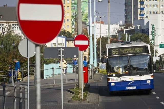 Autobusy linii 66 zjeżdżają na pl. Kościeleckich. Pasażerowie, którym byłoby wygodniej wysiąść w tym miejscu, nie mogą jednak tego zrobić