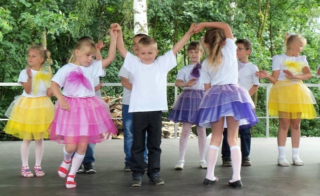 Występy uczniów uświetniły Festyn Rodzinny, jaki się odbył w niedziele we Wrzosie w gminie Przytyk.