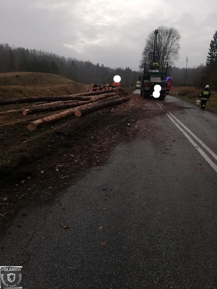 Wypadek między Polanowem a Żydowem. Drzewo na drodze [zdjęcia]