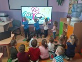 Nauka z najnowszą technologią – przedszkolaki w Bebelnie w gminie Włoszczowa mają mobilny monitor interaktywny (ZDJĘCIA)