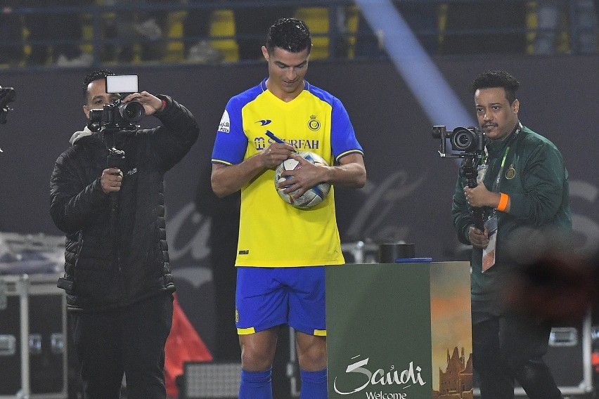 Cristiano Ronaldo podpisuje piłki podczas prezentacji w...
