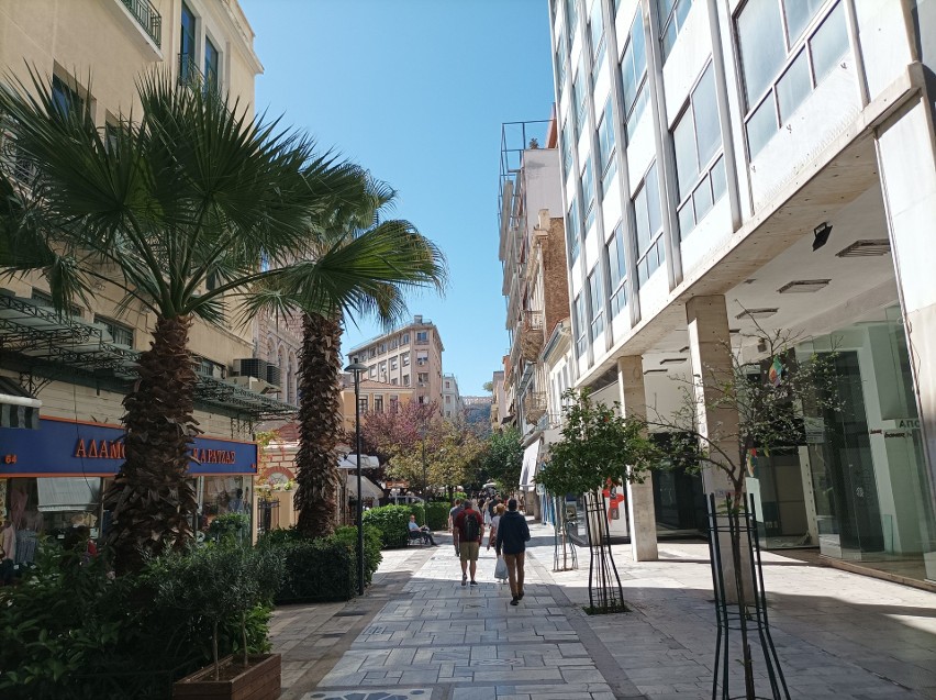 Ulica Athina, łącząca place Omonia i Monastiraki. Na zdjęciu...