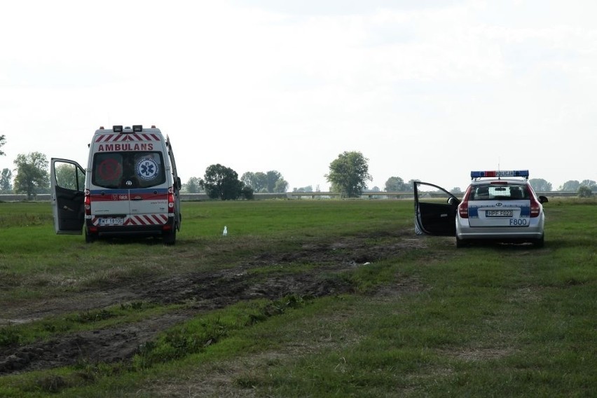 Wypadek paralotni pod Kutnem. Ranny mężczyzna [ZDJĘCIA]