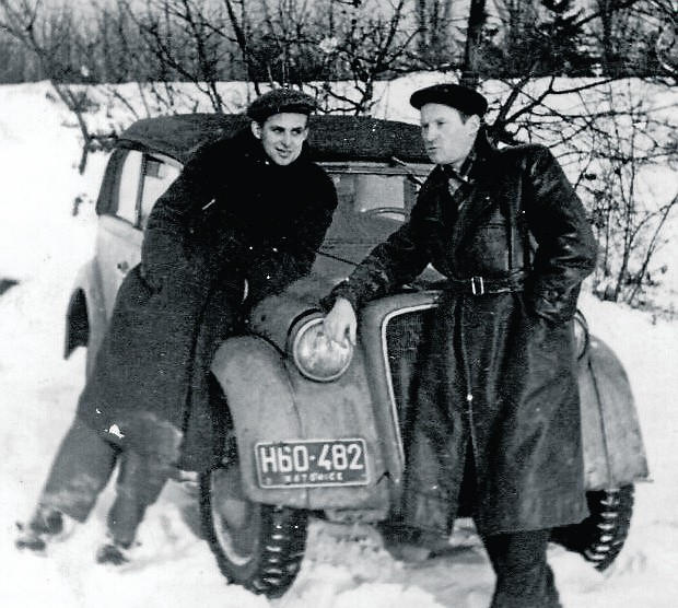 Ok. 1950 r., okolice Gliwic. Andrzej Szosland (z lewej) i...