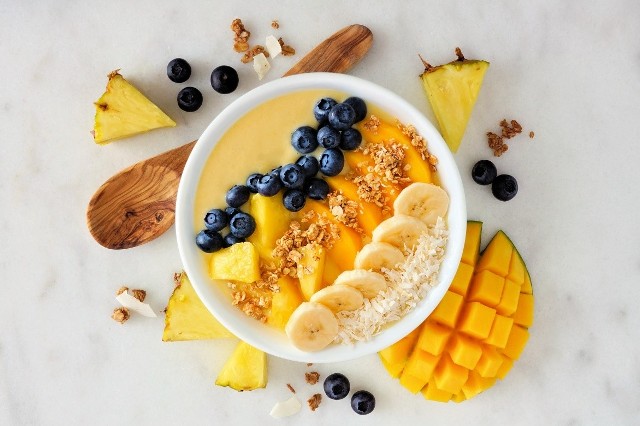 Przygotuj modne ostatnio smoothie bowl, czyli pięknie skomponowany posiłek, serwowany w głębokich miseczkach. Danie to jest nie tylko pyszne, ale także cieszy oczy smakoszy. Zobacz przepisy na smoothie bowl.