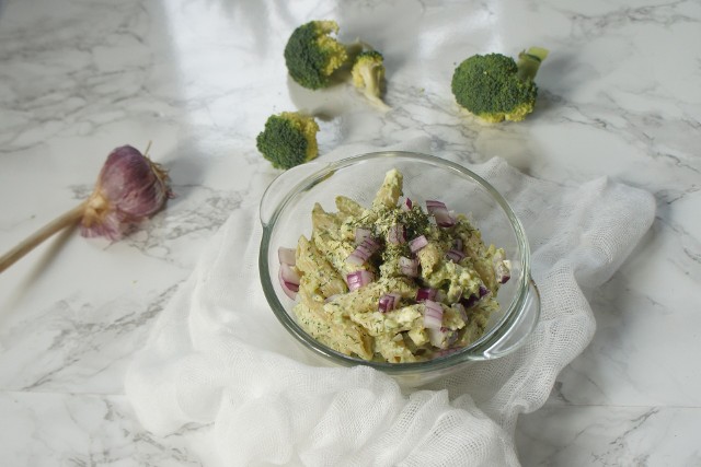 Domowa sałatka z brokułami może być zrobiona z dodatkiem fety lub jajka. Zobacz przepis na sałatkę brokułową. Kliknij w obrazek i przesuwaj strzałkami, aby zobaczyć składniki.