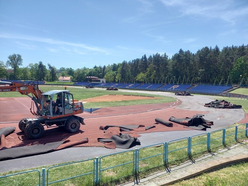 Rozpoczął się remont stadionu lekkoatletycznego w Kielcach.  Koszt prac to około 7,7 miliona złotych. Zobaczcie zdjęcia