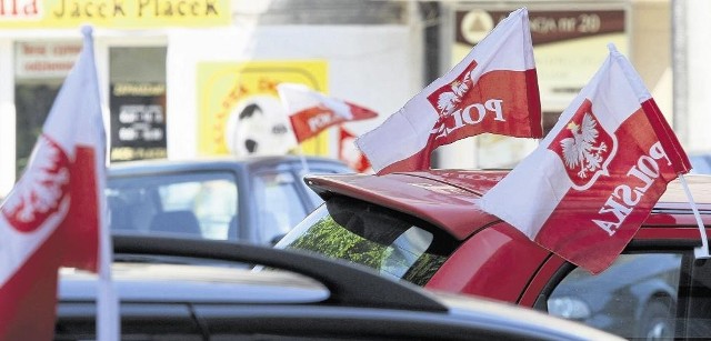 Chcesz uczcić Powstanie Wielkopolskie? Zainstaluj na samochodzie flagę z Euro 2012