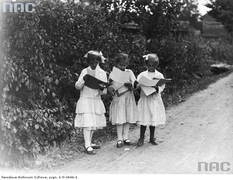 1930 r. Dziewczynki ze świadectwami szkolnymi