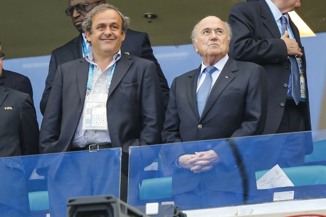 Michel Platini i Sepp Blatter - dwaj dawni liderzy europejskiej i światowej piłki nożnej