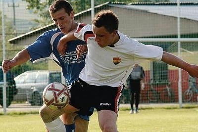 W walce o piłkę Stanisław Gurszka z Czarnych Czarny Dunajec(z lewej) oraz Dawid Bryja z Huraganu Fot. Maciej Zubek