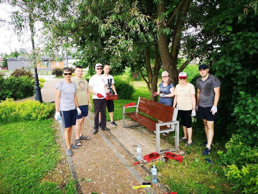 Wąchock. Radni, burmistrz i wolontariusze malują ławki nad zalewem