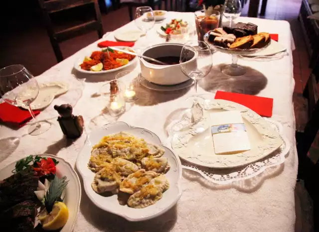 Zgodnie z tradycją w Wigilię na świątecznym stole powinno znaleźć się 12 potraw.