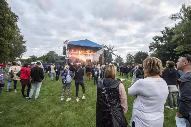 W sobotę odbył się bezpłatny koncert nad Jeziorem Strzeszyńskim. Był to ukłon w stronę mieszkańców, którzy postanowili zaszczepić się przeciwko COVID-19. Z tego powodu na wydarzenie mogli wejść tylko zaszczepieni mieszkańcy, którzy okazali certyfikat. Na scenie pojawili się Paulina Przybysz z zespołem, Krystyna Prońko, Ten Typ Mes, Te-Tris, Kasia Lins, Natalia Nykiel, Emil Blef, Eldo i Piotr Zioła. Zobacz zdjęcia z koncertu.  Przejdź dalej --->