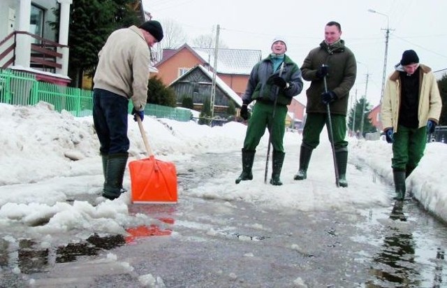 Skuwaniem lodu i usuwaniem śliskiej brei z ulic Wizny zajmują się m.in. osadzeni z Zakładu Karnego w Grądach Woniecko. Jak jednak mówią, to syzyfowa praca.