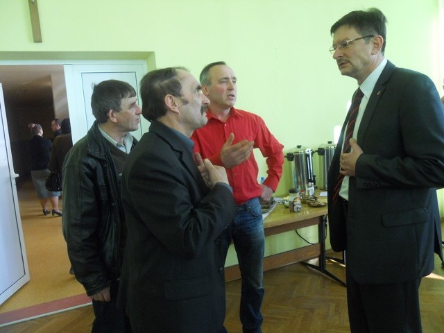 W przerwie obrad doszło do ostrej wymiany zdań między Janem Kościerzyńskim ( z prawej), przewodniczącym rady i rolnikami, wierzycielami spólki Jantur
