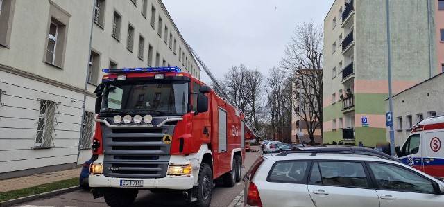 Koszalińska straż pożarna interweniowała w piątek rano w komendzie policji przy ul. Słowackiego