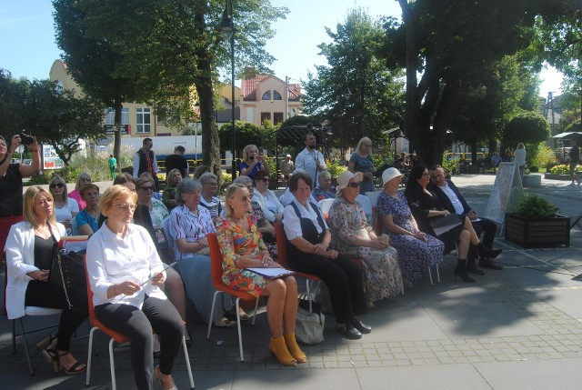 Narodowe Czytanie "Nad Niemnem" Elizy Orzeszkowej na włoszczowskim Rynku. Więcej na następnych zdjęciach >>>