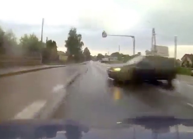 Policja ustaliła dane kierowcy, który wrzucił  do sieci film ze swojego rajdu przez Łapczycę. Przez  centrum wsi jechał około 120 km na godzinę.