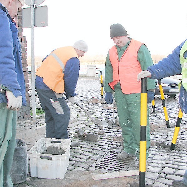 Pracownicy MZUP-u od samego rana w środę ustawiali odblaskowe słupki oddzielające ścieżkę rowerową od jezdni na wyjątkowo niebezpiecznym rogu ulicy Portowej