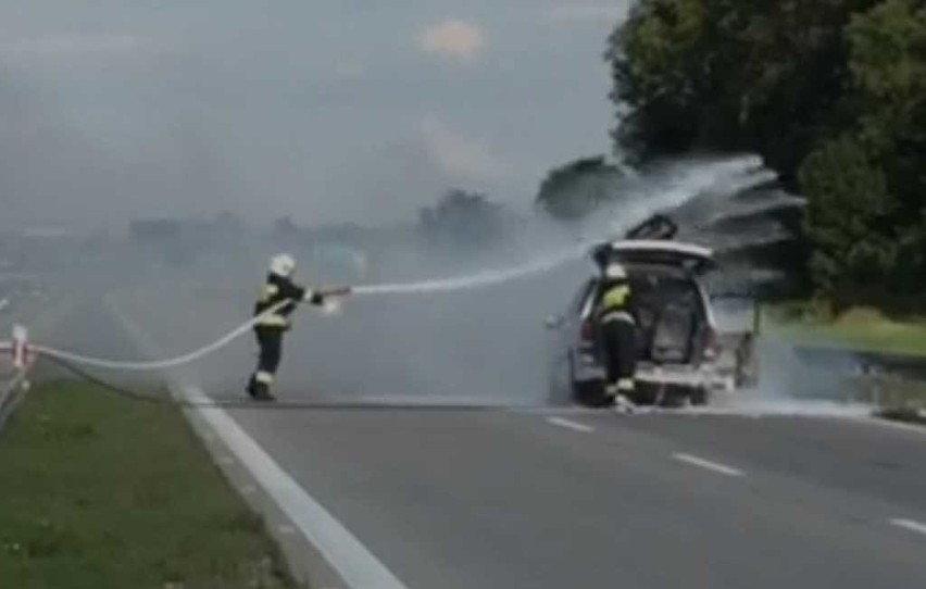 Pożar samochodu na autostradzie A4 [ZOBACZ FILM]