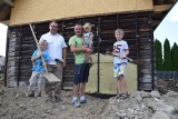 Remontują dom dla samotnego ojca i piątki jego dzieci