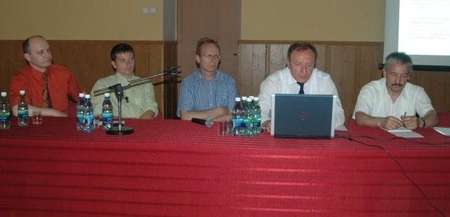 Przy stole od lewej: radni Krzysztof Baron, Grzegorz Polak i Piotr Antkowiak, burmistrz Sylwester Lewicki i wiceburmistrz Jerzy Chęciński.