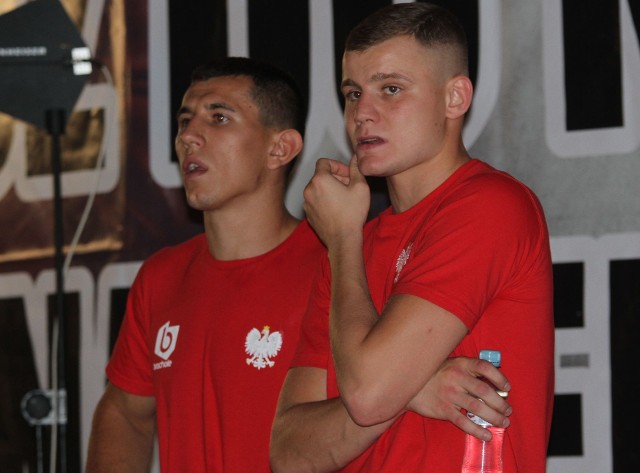 Bartosz Gołębiewski (z lewej) i Daniel Adamiec z Rushh Kielce to faworyci kategorii do 75 kg