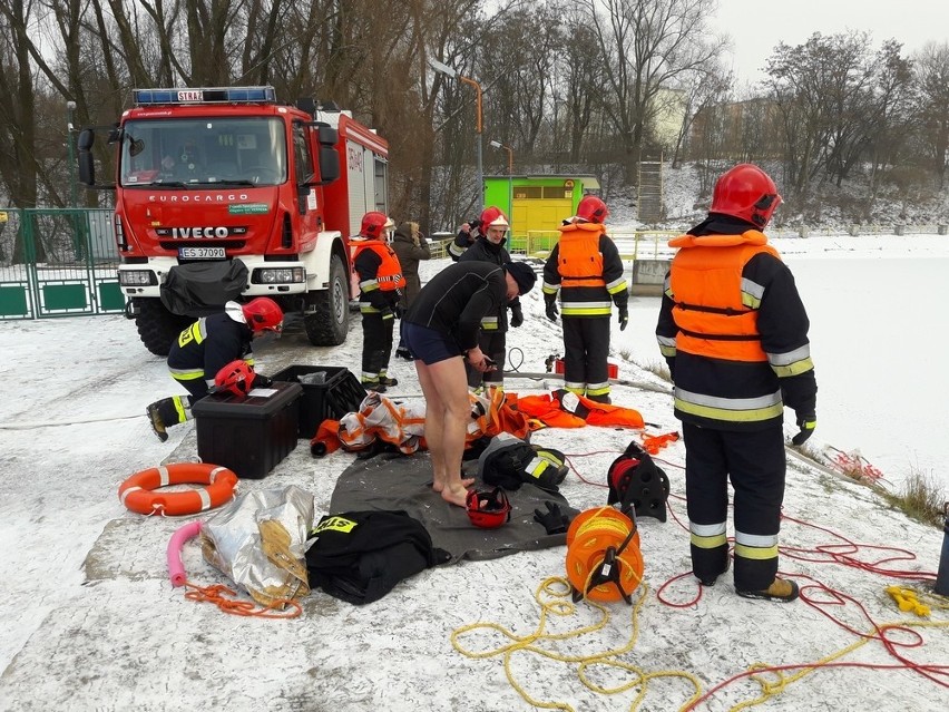 Strażacy ratowali osoby, pod którymi załamał się lód [ZDJĘCIA]