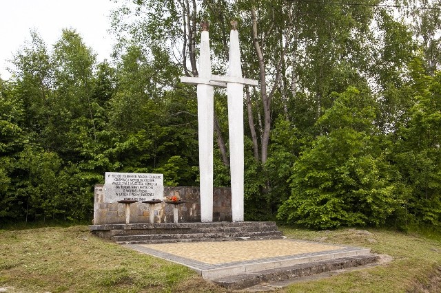 Pomnik w Ruskim Brodzie ma już nowy napis na tablicy.