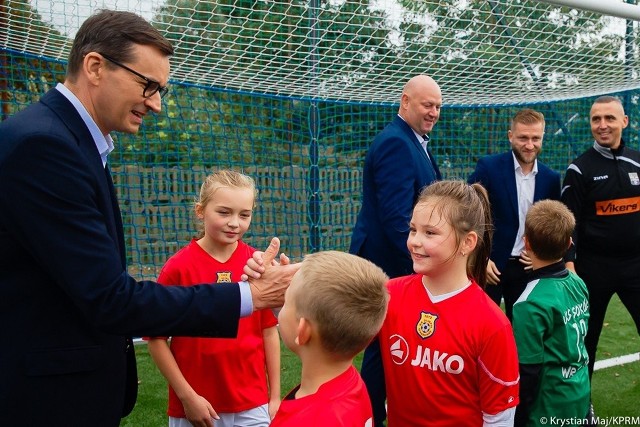 Premier Mateusz Morawiecki i Jakub Błaszczykowski otwarli nowe boisko piłkarskie w Truskolasach