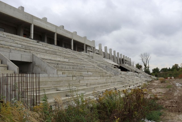 Minęło dokładnie 2000 dni od czasu gdy piłkarze Radomiaka Radom ostatni raz zagrali na swoim stadionie przy ul. Struga 63. Nikt nie przypuszczał, że minie tak wiele czasu, gdy zespół będzie bez domu. Kiedy wbijano pierwszą łopatę pod budowę Radomskiego Centrum Sportu, nikt nie krył radości. Radom będzie miał nowoczesną halę i wspaniały stadion! Od tamtej pory zmieniano wykonawce, zmieniano terminy, podpisywano kolejne aneksy. Radomiak zdążył w tym czasie zrobić trzy awanse i swoje mecze ekstraklasowe gra na stadionie Broni, (czy MOSiR) jak kto woli. Kiedy powstanie? Na to pytanie próżno szukać odpowiedzi. W ostatnich dniach budowa nabrała tempa i to na pewno jest pocieszenie. Na kolejnych slajdach znajdziecie przypomnienie jak to się wszystko zaczęło i jak to się odbywało!!!  ZOBACZ ZDJĘCIA CHRONOLOGICZNIE ====>>>> 