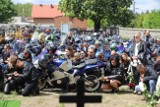 Tłumy na pogrzebie pary motocyklistów, ofiar wypadku pod Aleksandrowem. Pogrzeb pary motocyklistów, którzy zginęli w wypadku