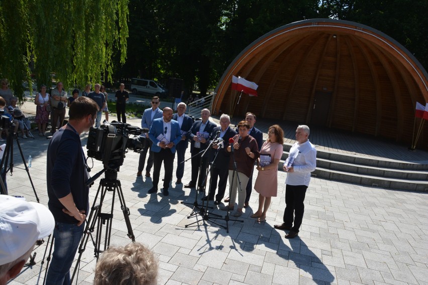 Beata Szydło w Busku-Zdroju. Rozmawiała z kuracjuszami z całej Polski, widziała tężnię ZDJĘCIA