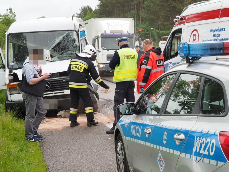 Wypadek na krajowej drodze nr 6 pod Koszalinem. Bus uderzył w tira [zdjęcia, wideo] 