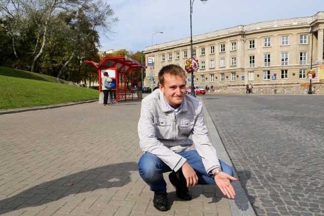 Michał Aleksiejuk proponuje m.in. granitowe krawężniki zastąpić polimero-betonowymi. Są bardziej opływowe (łatwiej pod nie podjechać) i wyższe (pasażer swobodniej wsiądzie do autobusu).