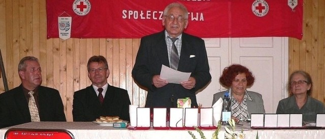 Marcin Podesek (w środku) niebawem wkroczy w trzecią dziesiątkę prezesury w Zarządzie Rejonowym Polskiego Czerwonego Krzyża.