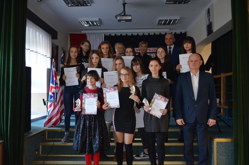 Uczniowie z powiatu koneckiego wzięli udział w konkursie piosenki anglojęzycznej 