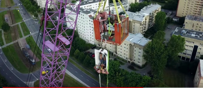 Niemal w centrum Krakowa śmiałkowie skaczą na bungee m.in. w...