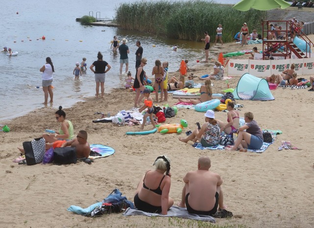 Staw Górny w Pionkach to jedno z najpopularniejszych w regionie radomskim miejsc do letniego wypoczynku nad wodą. We wtorek, 11 lipca po południu wielu mieszkańców Pionek i okolicznych miejscowości właśnie tam postanowiło spędzić wolny czas i schronić się przed upałem. Do dyspozycji wypoczywających jest plaża, wypożyczalnia sprzętu wodnego, obiekty z wodnymi atrakcjami dla tych, którzy w danym momencie nie chcą akurat wchodzić bezpośrednio do zalewu a potrzebują ochłody. Nad bezpieczeństwem wypoczywających czuwają ratownicy Zobaczcie zdjęcia na kolejnych slajdach.