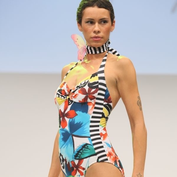 Duże kolorowe wzory kostiumów kąpielowych będą królować w sezonie letnim 2009.