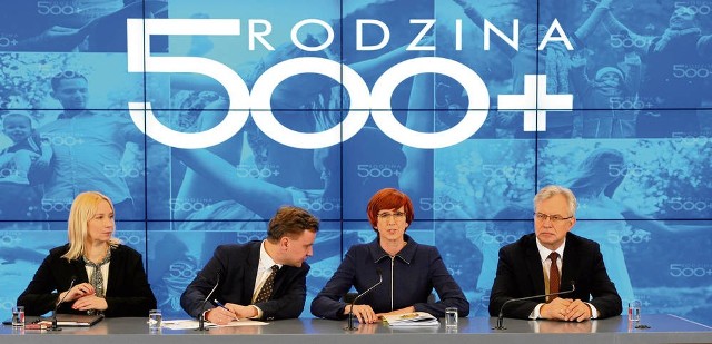 Główne założenia programu „Rodzina 500 plus” przedstawiła minister Elżbieta Rafalska (druga z prawej)