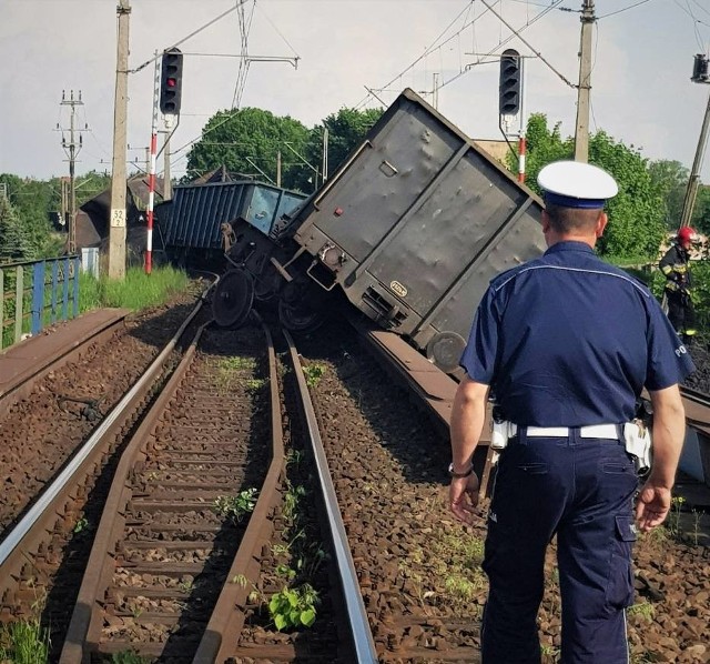 W czwartek we Wronkach na nasypie kolejowym przewrócił się pociąg towarowy przewożący węgiel. Wykoleiło się 12 wagonów. Ruch na linii kolejowej Poznań - Szczecin wznowiono w sobotę.