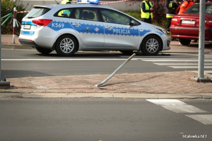 W Stalowej Woli kobieta „skosiła” volkswagenem golfem znak drogowy i sygnalizator świetlny (zdjęcia)