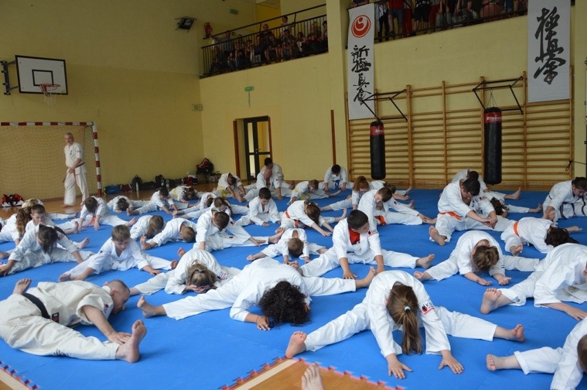 Udany egzamin na stopnie kyu w karate w Woli Morawickiej. Zdawali karatecy od 6 do...71 lat  [ZDJĘCIA]