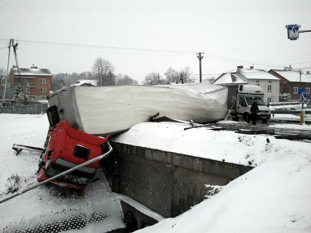 W Nienadówce przewrócił się tirOd rana występują utrudnienia na drodze krajowej nr 19 w Nienadówce.