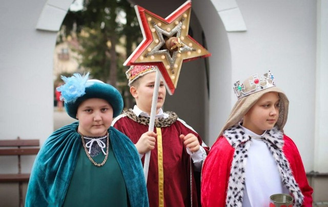 Uczniowie z Oleśnicy wcieli się w rolę trzech króli.