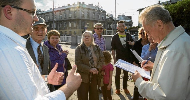 Mieszkańcy Podgórza podpisują petycję w sprawie obrony Rynku Podgórskiego. Proszą o pomoc prezydenta Krakowa­