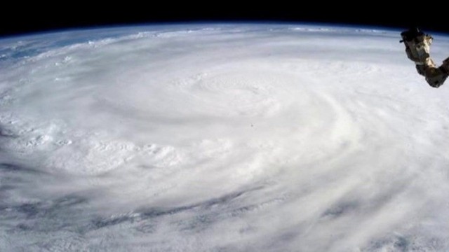 Zdjęcia tajfunu widziane z kosmosu.