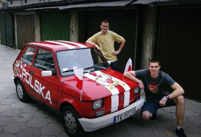 Dwóch młodych kielczan Łukasz Perlak oraz Piotrek Dudi  przygotowało auto specjalnie na Euro, po turnieju zmieni się w ekskluzywnego kabrioleta. Przysyłajcie swoje zdjęcia w biało-czerwonych  strojach na internet@echodnia.eu